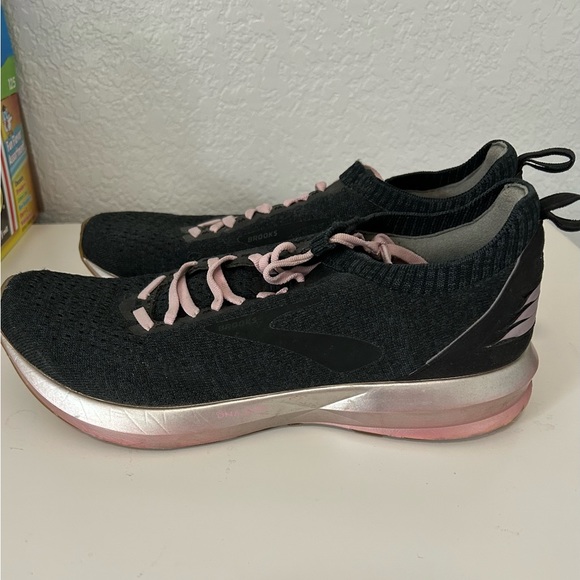 Brooks Women’s Levitate 2 Running Shoes in Limited Edition Pink/Black Size 10 - Picture 2 of 5